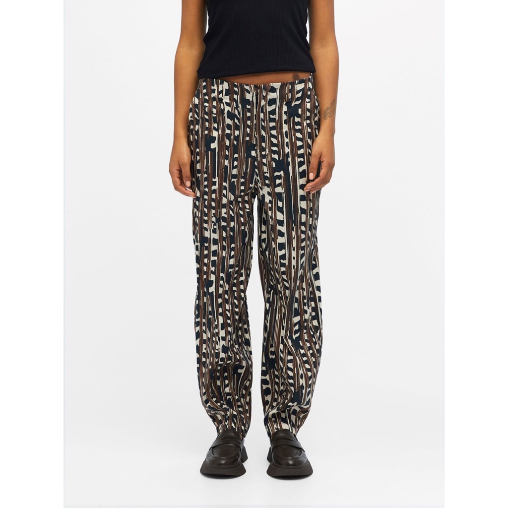 PANTALON GOMA Y CREMALLERA ADELANTE